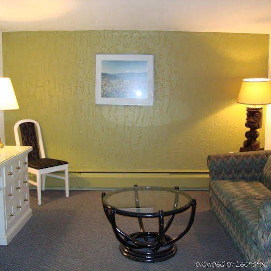 Tiki Village Motel 2*