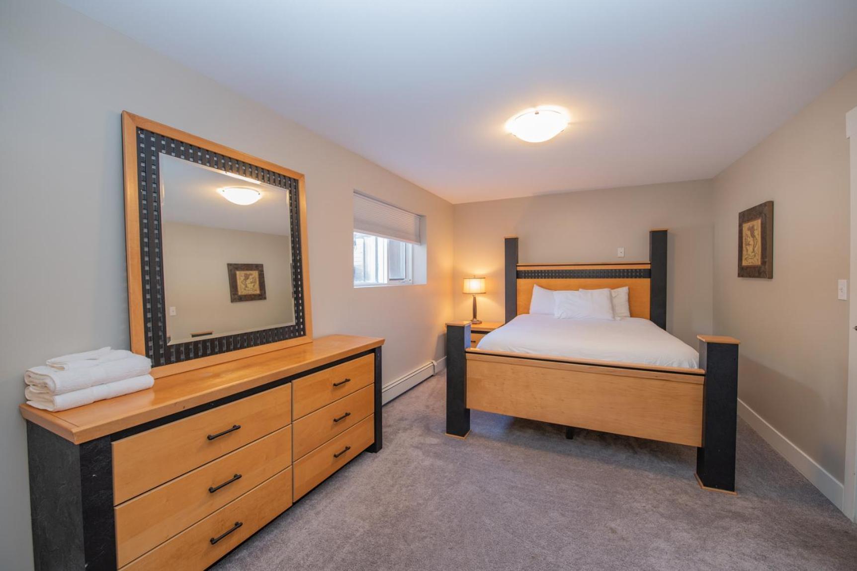 Holiday home Lakeviews, Big Yard/deck, Minutes To Silver Star/golf/wineries. *