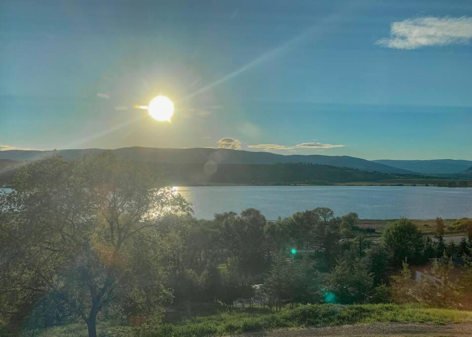 Lakeviews, Big Yard/deck, Minutes To Silver Star/golf/wineries. Holiday home Vernon