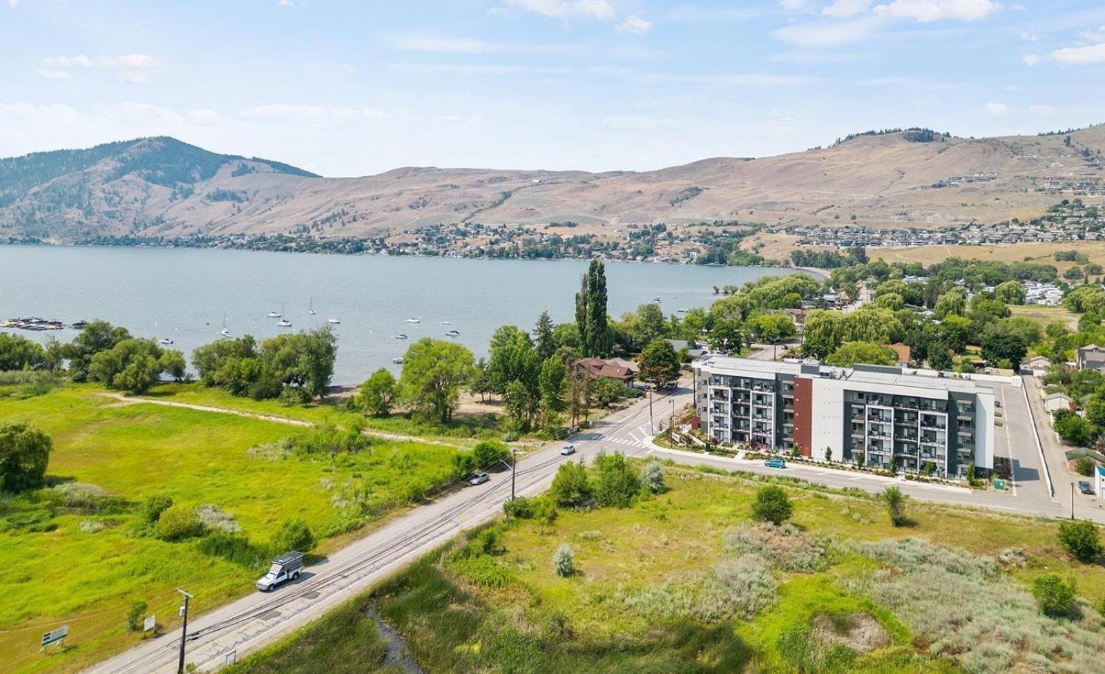 Holiday home Floor Lakeshore Views Near Skiing Vernon