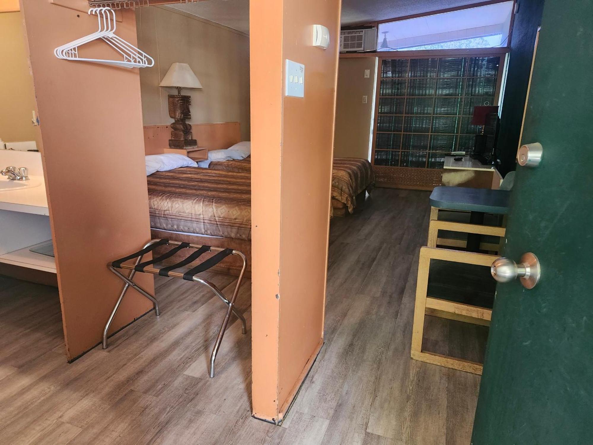 Tiki Village Motel 2*