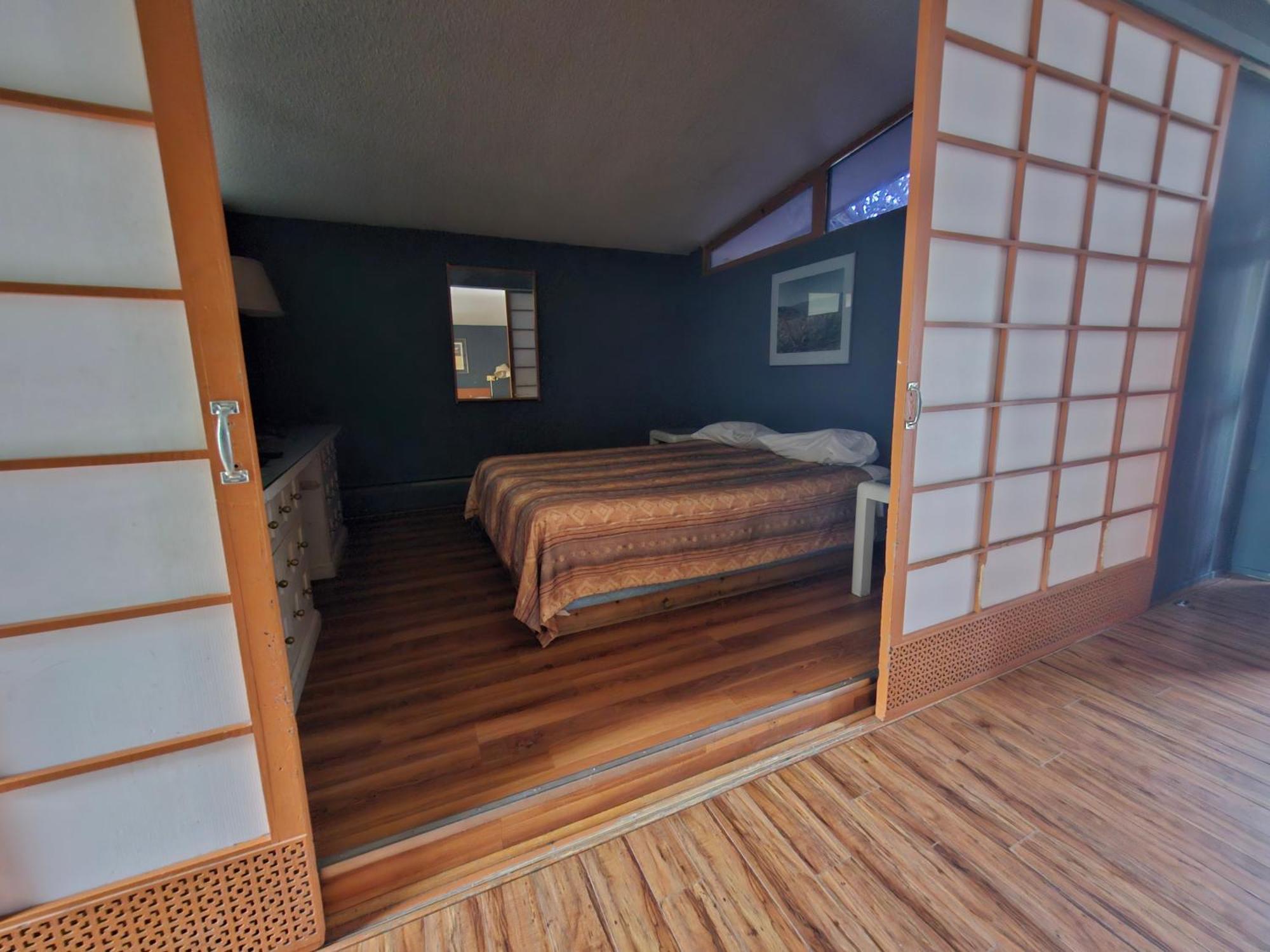 Tiki Village Motel 2*
