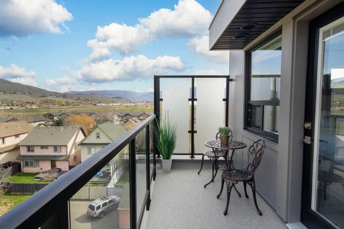 Floor Lakeshore Views Near Skiing