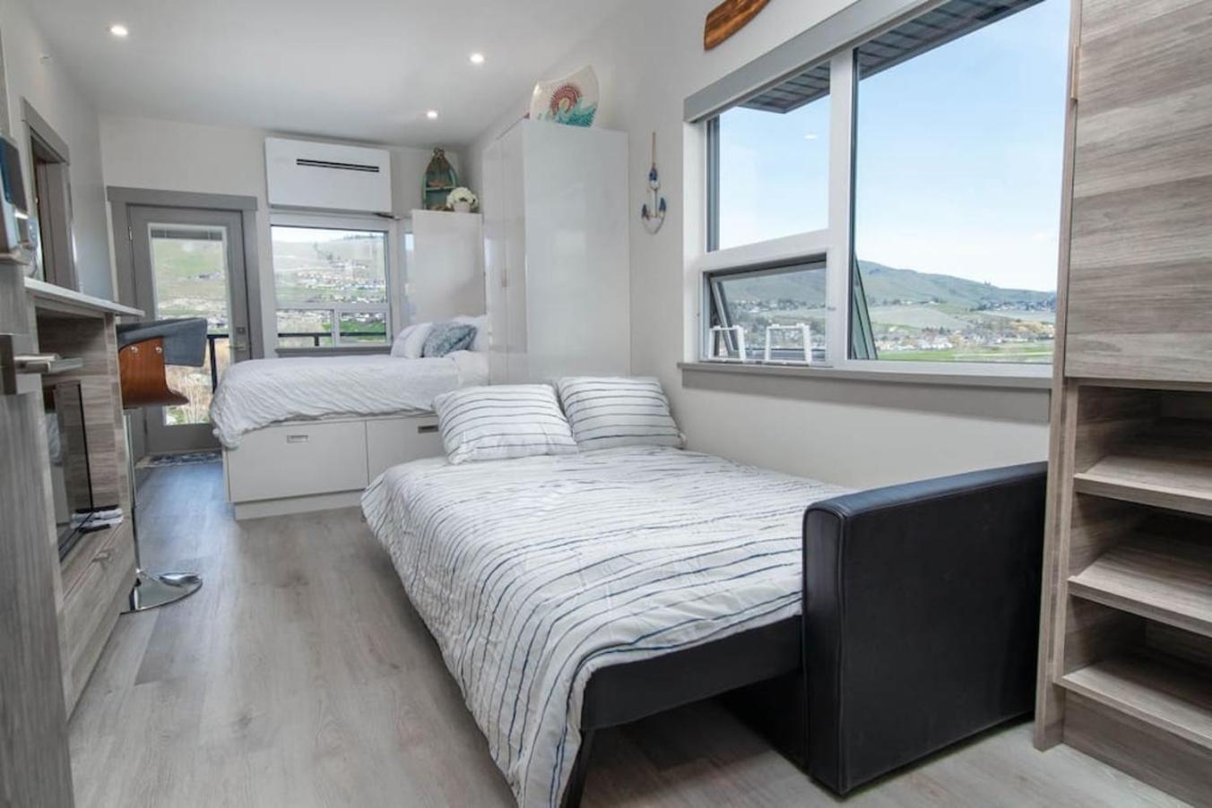 Floor Lakeshore Views Near Skiing Vernon