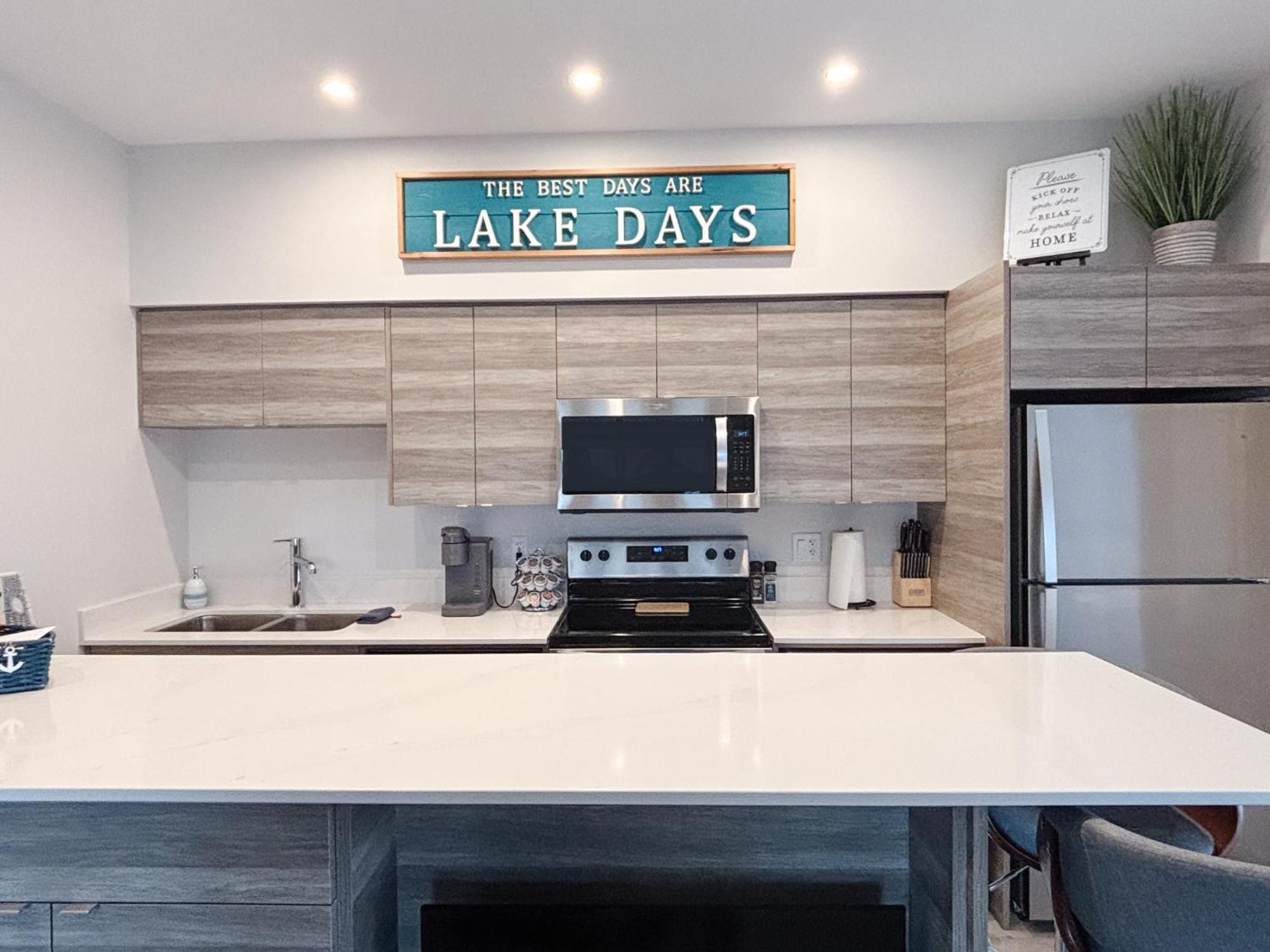 Floor Lakeshore Views Near Skiing Holiday home Vernon