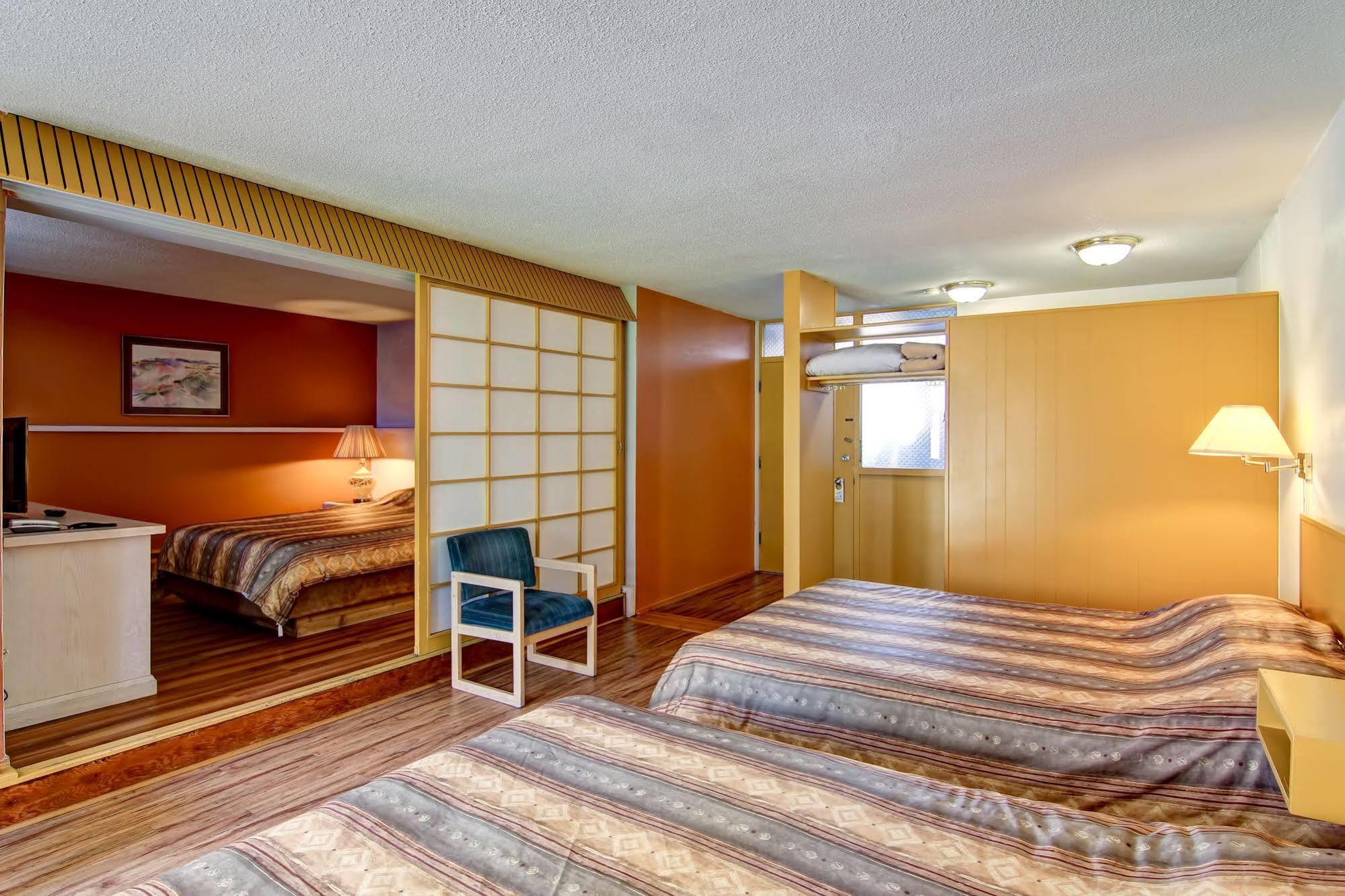 Tiki Village Motel Vernon
