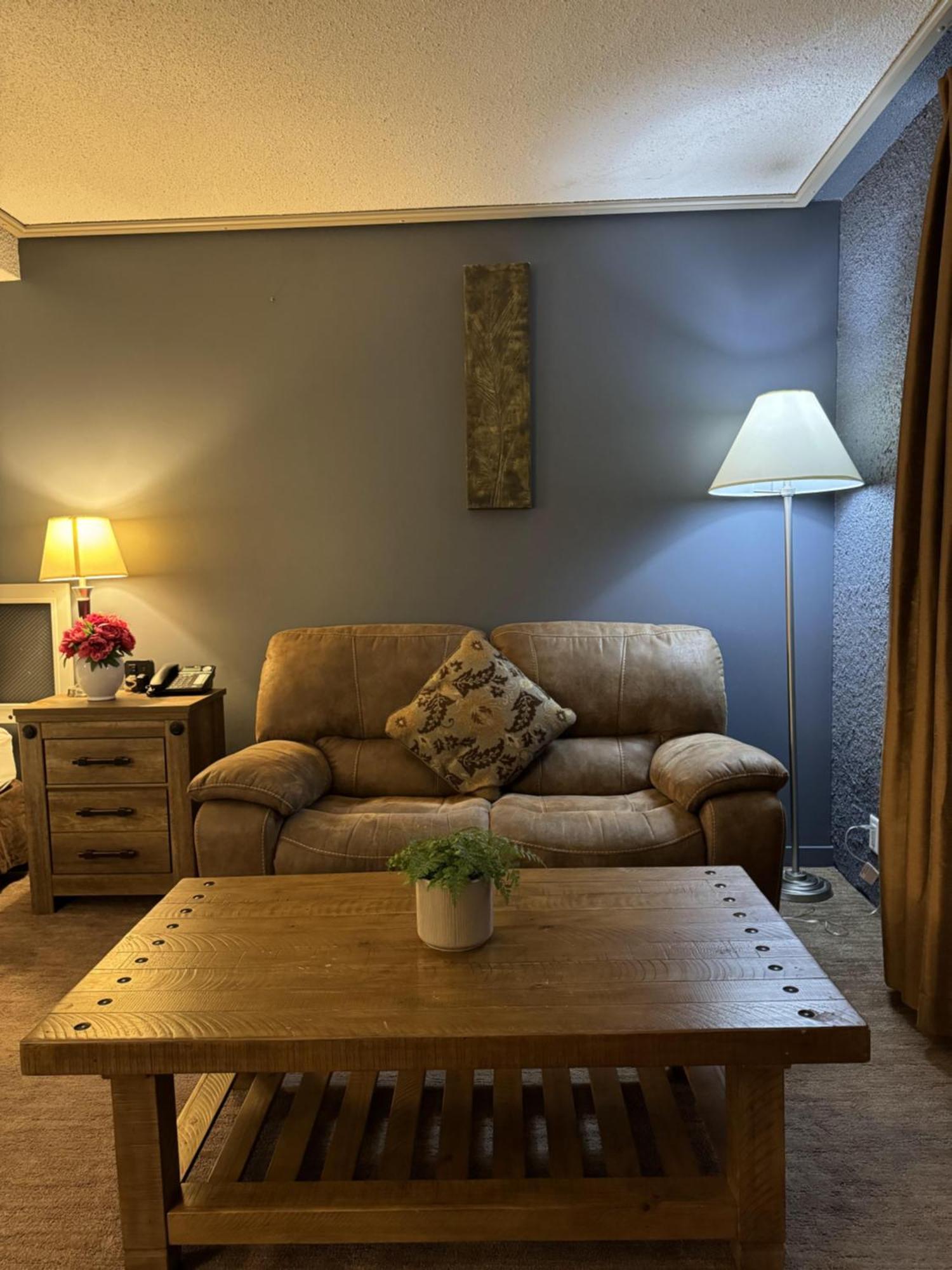 Divya Sutra Plaza And Conference Centre, Vernon, Bc Hotel 4*