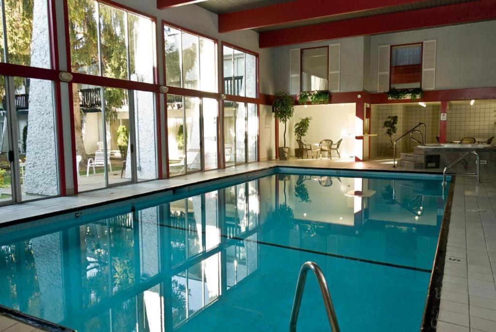 Riviera Village Complex Hotel Vernon